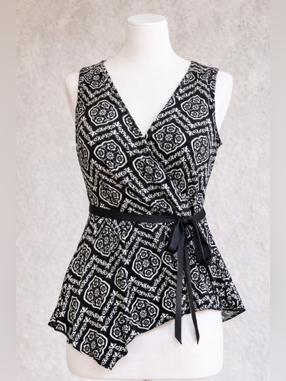 Cato Faux Wrap Blouse M Black White Satin Geometric Tie‎ Waist Sleeveless Bundle